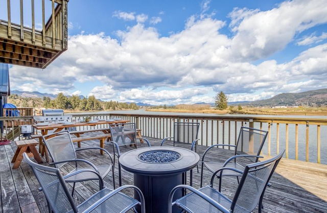 Nehalem Riverfront Home has Private Dock, Ten Minutes to the Beach in Manzanita!