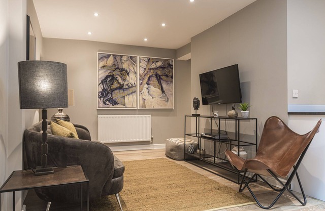 Nelson Crescent West - Modern one bedroom apartment