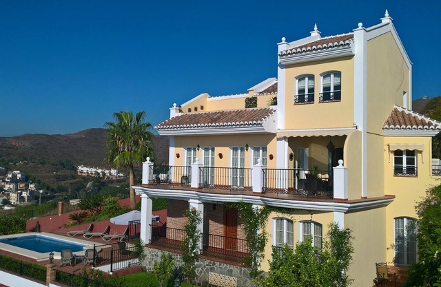 NERJA Villa STUNNING SEA VIEW, POOL incl WiFi, AIRCON & CINEMA/GAMES ROOM