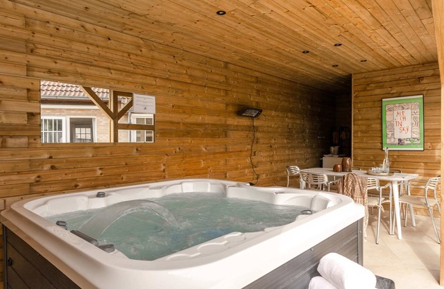 NEST 25 - Beautiful Villa with Garden and Jacuzzi near the beach