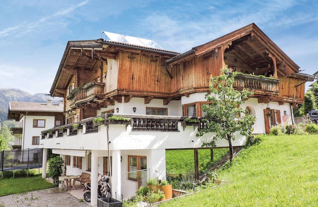 Nestled between the Carnic Ridge and the Lienz Dolomites on the sunny side of the Alps, these apartm