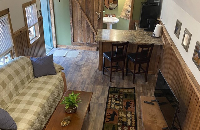 Nestled in woods a stone's throw from Daniel Boone Forest and 600 mi of trails .