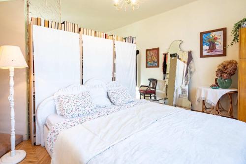 Nestled Romance, Buda's Hilltop Heaven