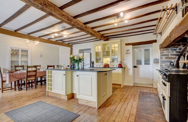 Nethercott Manor - Two Bedroom House, Sleeps 4
