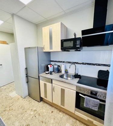 Neuwertiges Apartment mit schnellem WLAN, Glasfaser, Kostenlose Privatparkplatz auch für Transporter geeignet R2