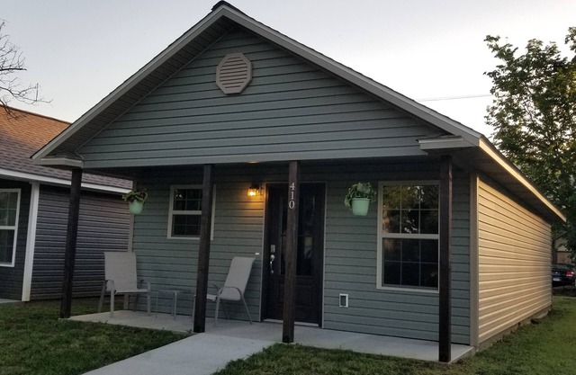 New 1 bedroom cottage right off Route 66.