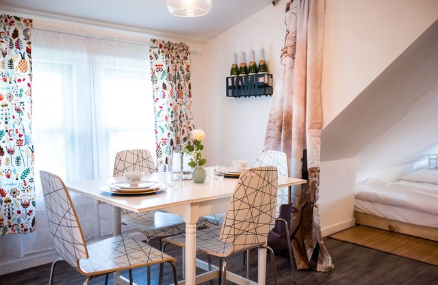 NEW!1000 sf Studio Loft! w/Access to an Outdoor Kitchen Patio & Rooftop Terrace