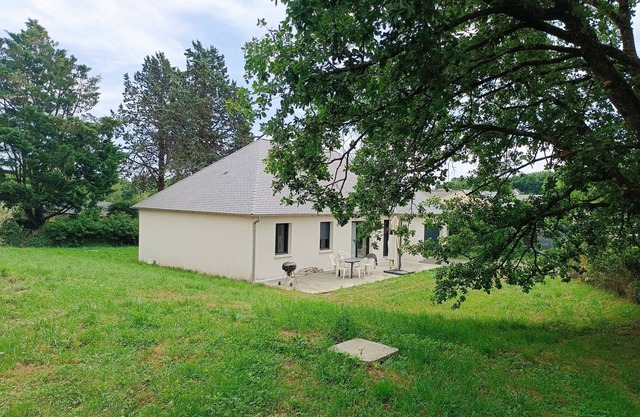 New 100m2 3-bedroom house with air-conditioning and enclosed grounds for animals