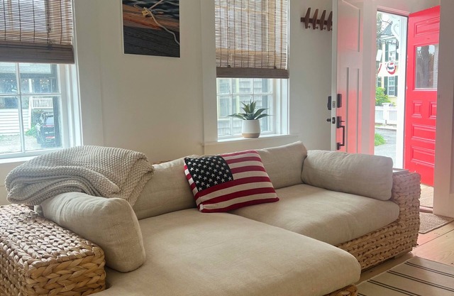 New 2-bedroom apartment, 1st Floor w AC, in Historic Marblehead by Harbor