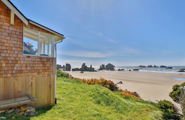New 2024 Darling 1930s beach cabin-newly remodeled