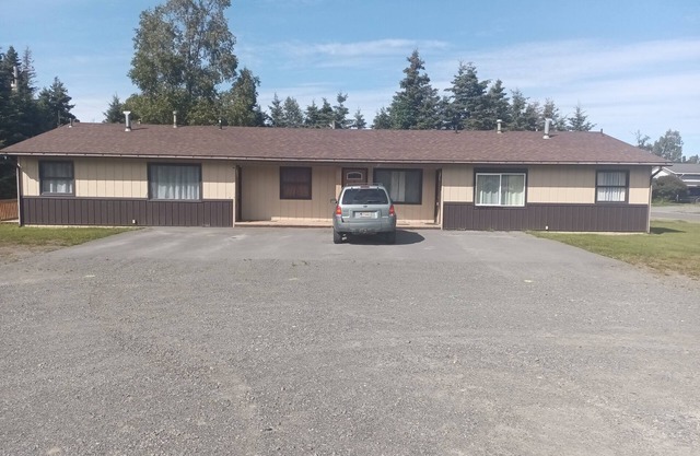 NEW 2025 SUBARU CAR RENTAL INCLUDED! Minutes from Kenai River. 2 bed 1 bath.