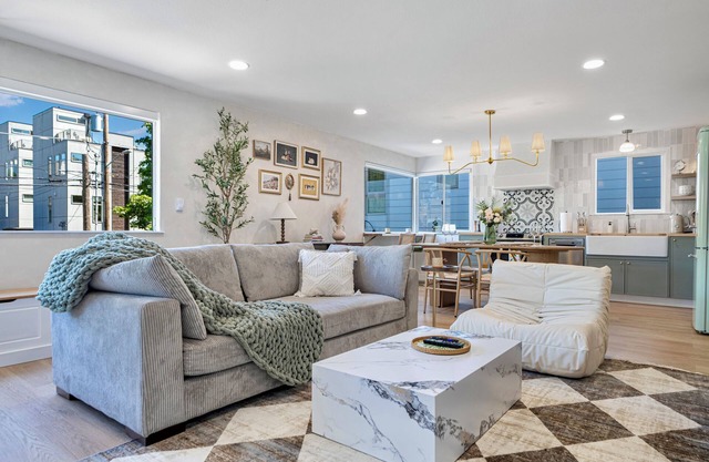 NEW 2BD Trendy Suite with Free Parking and AC