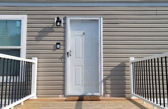 New 3 bd 2 bath Lake of Egypt. Sleeps 6. Pet friendly. Room to park boat and RV.