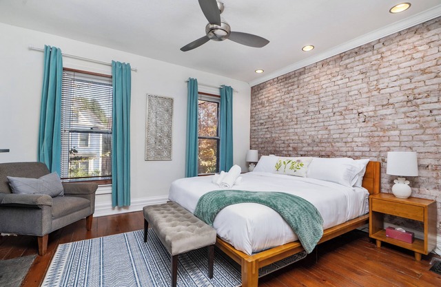 {NEW} 3 bed/2bath, HOT TUB, Walk 2 Short North, KING bed, Easy Off StreetParking