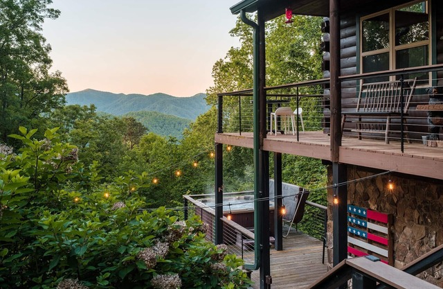 NEW 3-Bed Cabin w/VIEWS in Bryson City near Train/NOC/Downtown/Hiking/Fontana