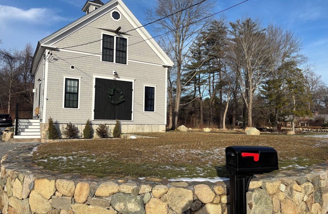 New 3-bedroom barn in seaside area of Scituate with beaches and shopping nearby