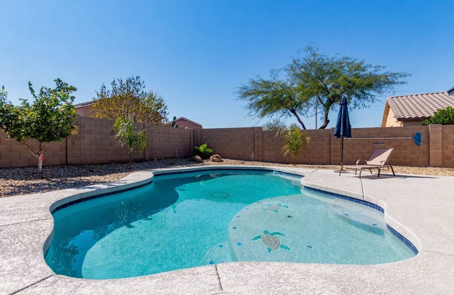 *NEW* 3 Bedroom w/den! 5 Queen beds! Heated Private Pool!