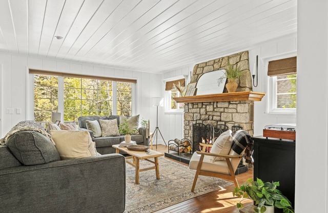 New! 3BDR Cottage only 2 miles from The Village!