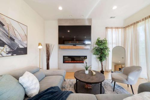 New 3Bed 3Bath Condo with Parking by United Center