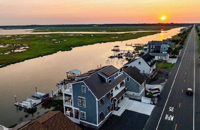 New 4,500 Sq.ft. 14 Guests, 5 Bed, 5 Bath, SkyDeck, Spa, Elevator, Docks, WiFi.