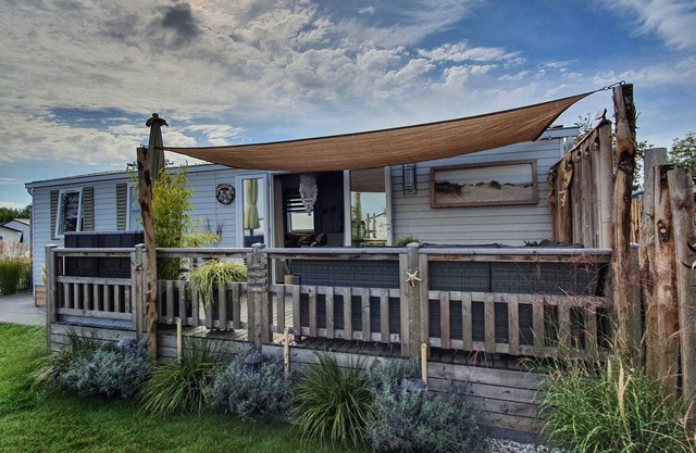 New! 4 persons vacation chalet on a family campsite in Oostkapelle.