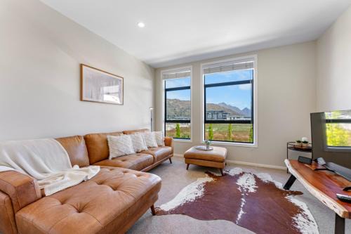 New 4BRs Townhouse, Walk to Shops & Cafes, 5mins to Airport, 30mins to Ski