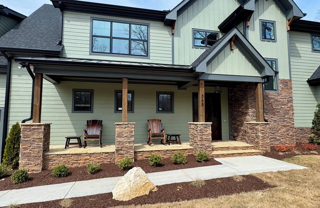 New 5-bedroom lake front home w/dual masters, dock, fire pit, paddle boards