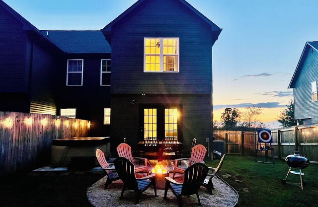 NEW~9 min to Dollywood~Hot Tub~Arcade~4 Bedroom