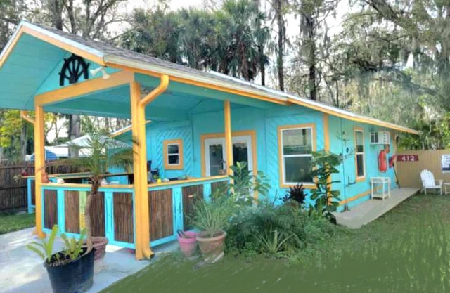 🐬 🌴🏄‍♀️NEW! Affordable Cottage, Private,close to shops, restaurants &beach.