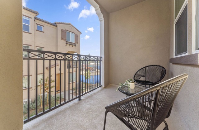 NEW Amazing four bedroom home, central to Disneyland & Knotts Berry Farm!