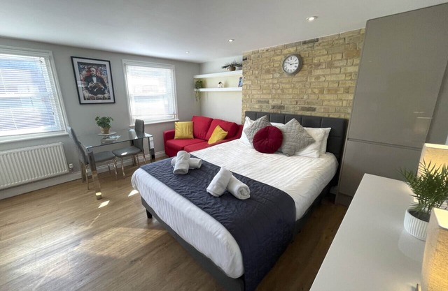 New Apartment Central Cambridge CB1 King-size bed
