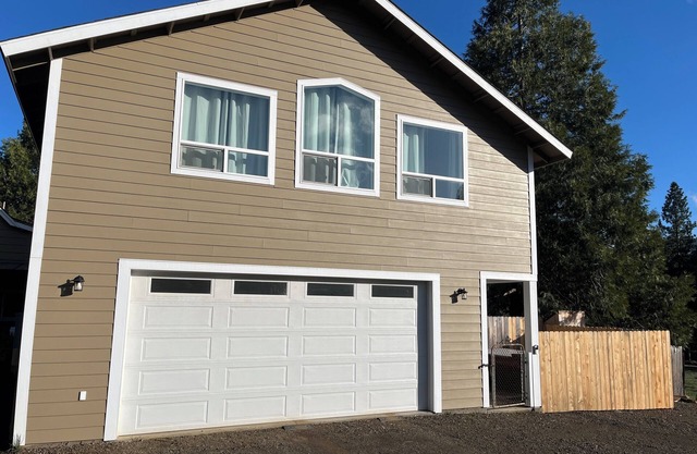 New apartment with hot tub close to everything outdoors