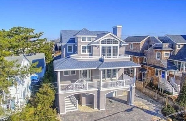 New! Avail July 10-24! Beach Haven LEHYC new home with pool and outdoor kitchen