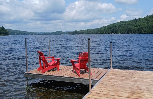 *New*Barry's Bay Cottage on Trout Lake -close to all amenities!