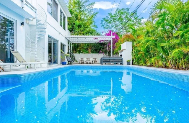 New! Beach Villa - Downtown - 6 Beds