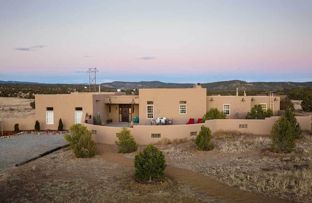 *NEW* Beautiful High End Home 20 min from Plaza