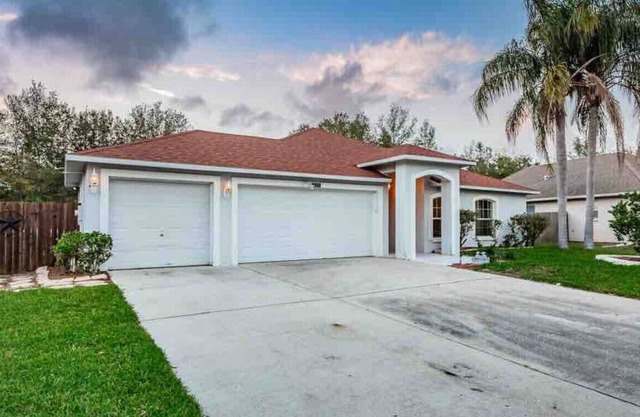 NEW Beautiful Modern 4 bed/ 2bath pool home!