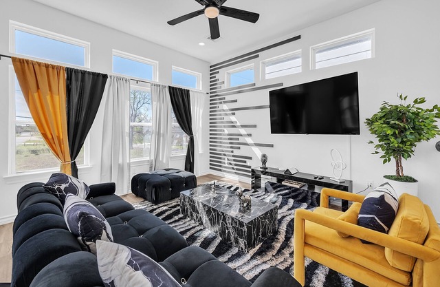 NEW! BeeHive House- Stylish Houston Getaway