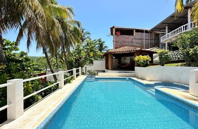 [New!] Big Beach House with Ocean View and Easy Access to the Beach!n