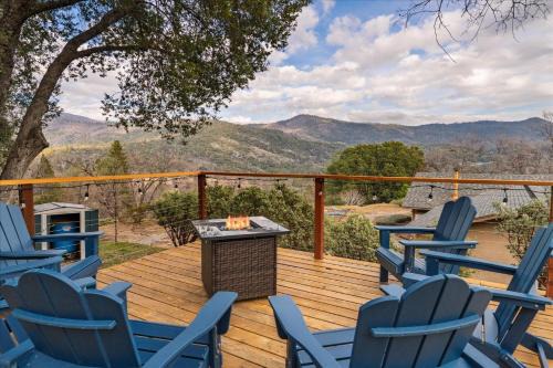 New! Big Sky Cabin at Yosemite w/VIEWS, hot tub, firepit, and more!