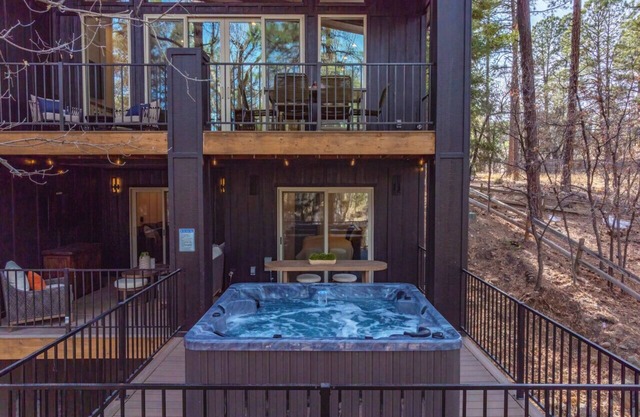 NEW! 'Black Beauty' - Walk to Midtown, Riverfront, Hot Tub!