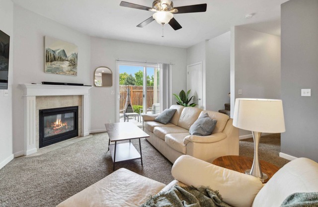 NEW! BloomHaus: A Whimsical Escape | Movie Loft | Back Patio w/Chiminea | Spacious Master en Suite