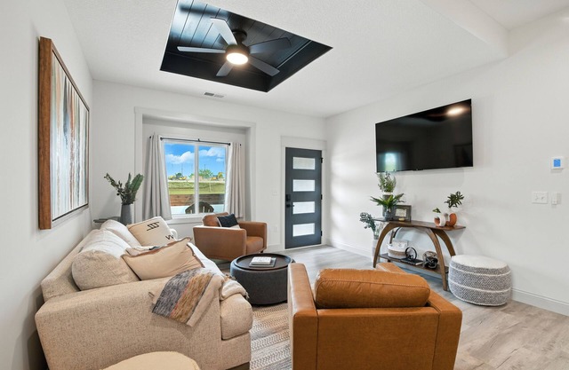NEW! Brand New Cool Comfy Lawrence Retreat