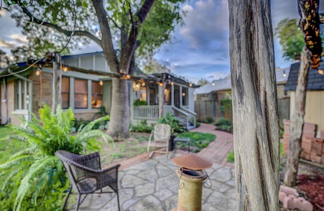 New Braunfels Bungalow Central to Attractions/Downtown