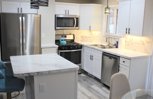 NEW Bright and Modern 3BR Home/Conveniently Location/Toledo