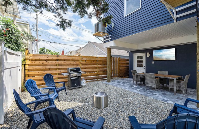 New build 4BDR/4BATH Family Home. 3 Decks/Back Yard/BBQ/Bay Views/Wet Bar/4K TVs