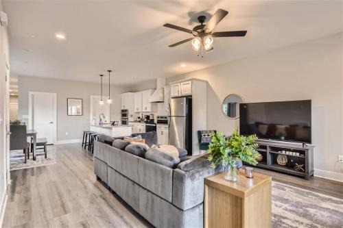 New Build 5 min to Broadway Sleeps 10