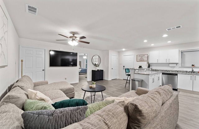 New-Centrally located and spacious home! Close to ATT stadium, Globe Life
