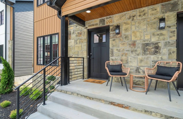 New, charming 3-bedroom townhome with WiFi and all amenities!