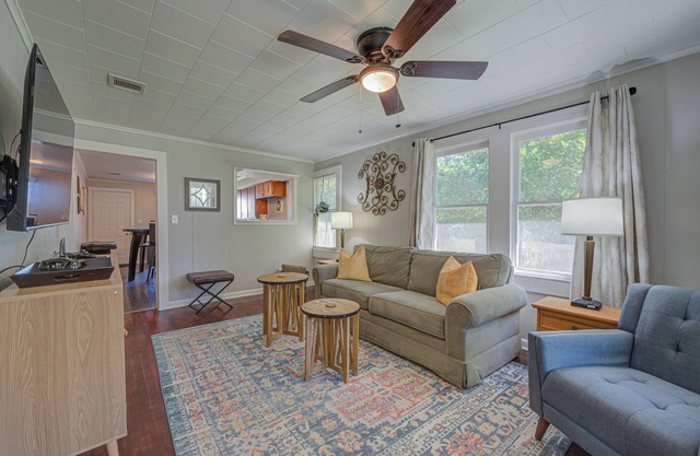 New! Charming Cajun cottage with FENCED backyard - midcity! Dogs welcome!